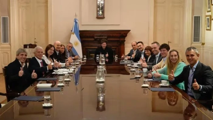 milei reunion de gabinete - dedos ok