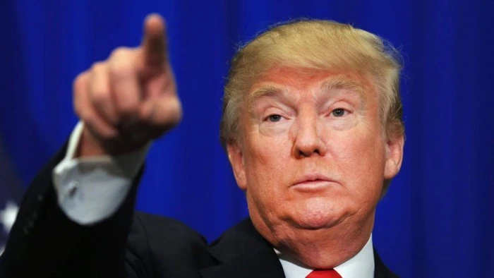 trump apunta con su dedo