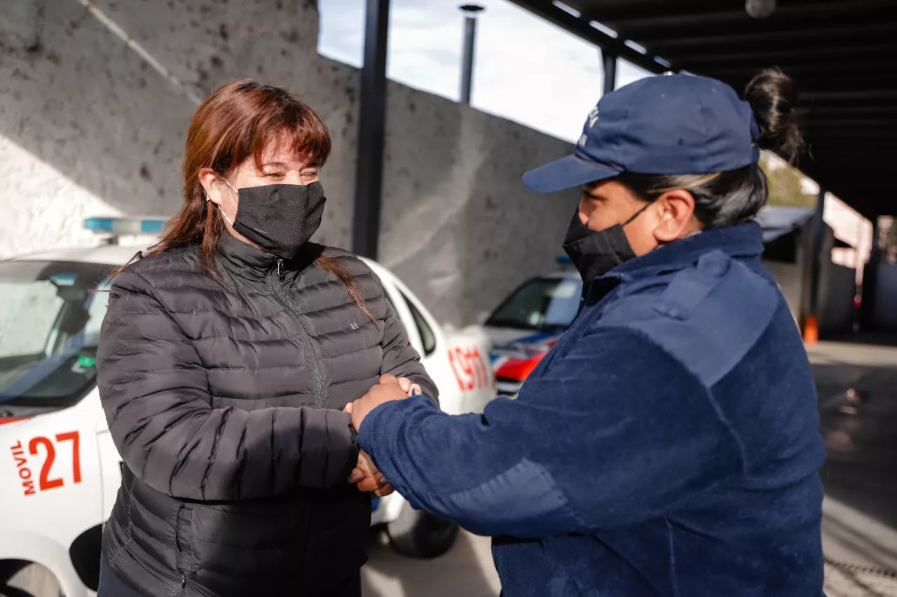 policia comunal capital mujer agradecida billetera