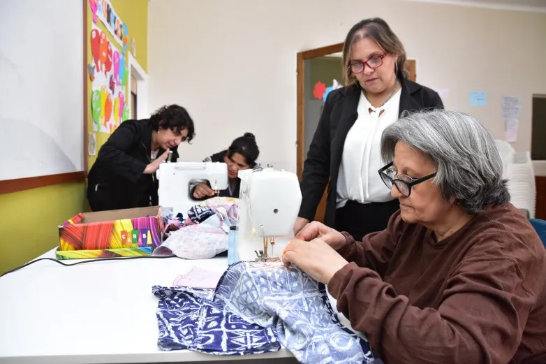 capacitacion abuelos maquinas de coser