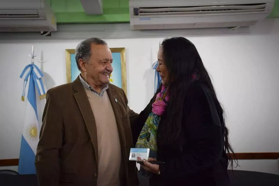 armando entrega certificados manipulacion alimentos