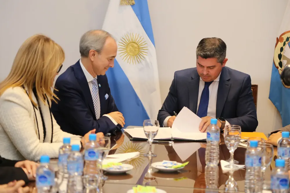 orrego firma obras escuelas